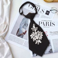 女性用のショートタイプのキラキラ光るドリルのネクタイは、おしゃれで甘いです。