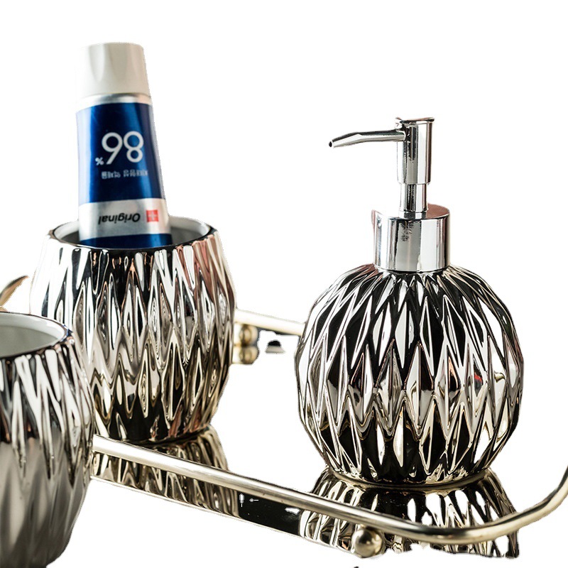 Luz americana de lujo de cerámica baño lavado de cuatro piezas de baño suministros muestra sala de cerámica decoración traje de baño transfronterizo