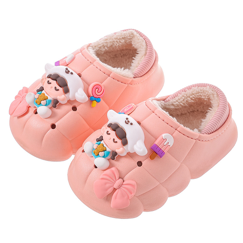 Otoño y invierno zapatillas de algodón para niñas para el hogar caliente y veludo impermeable a prueba de agua, zapatos de algodón para niños pequeños y medianos.