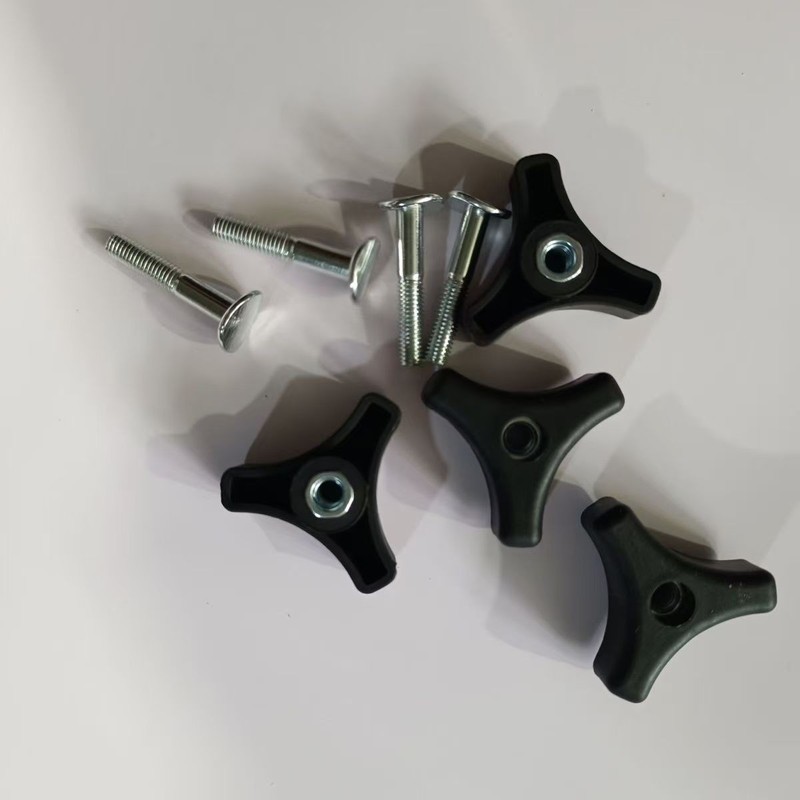 芝生の機械のハンドルのねじは芝刈り機のハンドルのナットを押して芝刈り機の三角のねじのナットを越境します。|undefined