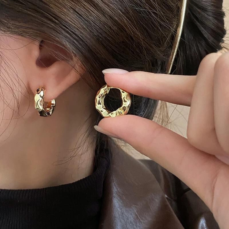 女性用のハイエンドのファッショナブルでシンプルな小さなサークルイヤリング、軽くて豪華なニッチデザイン、ハイエンドのレトロなイヤリング。|undefined