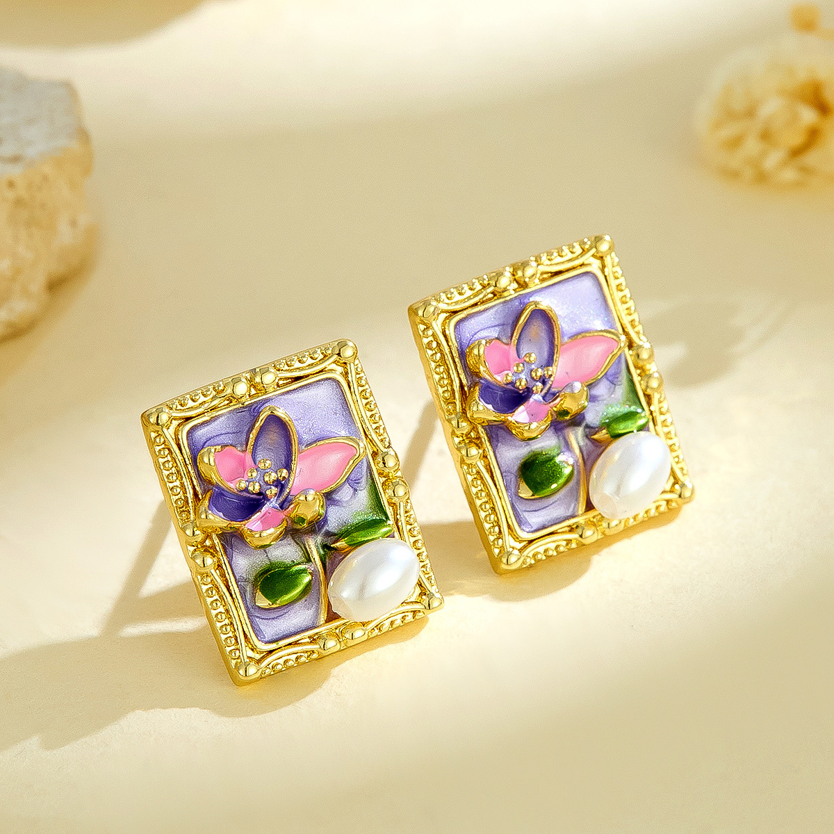 Pendientes de perlas naturales de estilo antiguo de Monet Garden