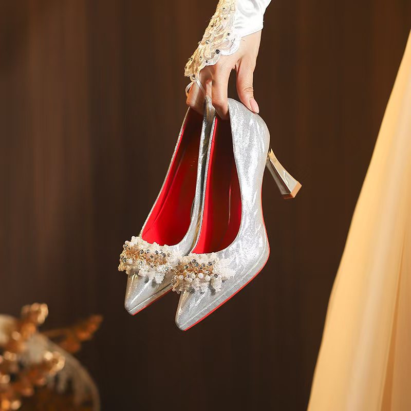 Giày cao gót mũi nhọn stiletto đính ngọc trai hoa quyến rũ, dáng thời thượng — Rượu sâm banh