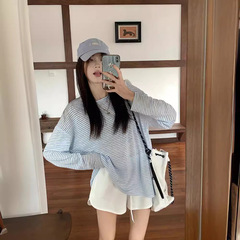気をつけてください。青いストライプの長袖tシャツをつけてください。