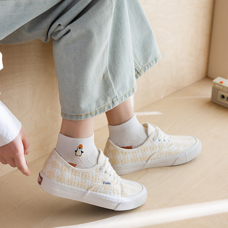 Calcetines mujer color sólido algodón primavera y verano calcetines de barco finos tubo corto bordado animales pequeños calcetines Zhuji al por mayor