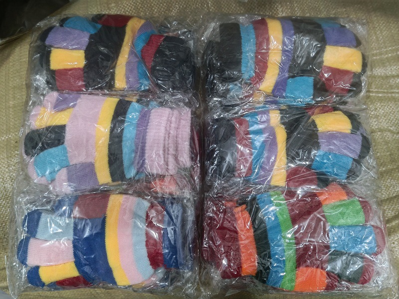 De punto de fábrica de invierno de doble capa de kindergarten caliente bolsa de escuela primaria niños jacquard guantes a rayas al por mayor