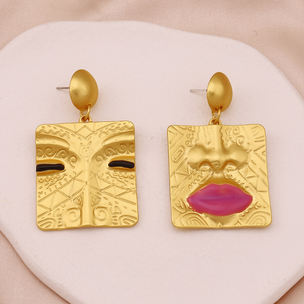 1 Pair Vintage Style Lips Square Plating Zinc Alloy Drop Earrings display picture 3