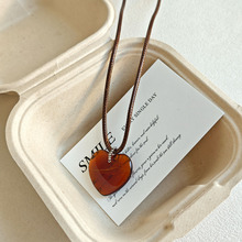 复古冰糖琥珀色爱心吊坠项链女可调节蜡绳秋冬长款毛衣链小众配饰