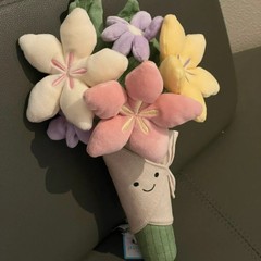 趣味のロマンチックな手は花のかわいい人形の花束の公仔を持って七夕のバレンタインデーの贈り物を送ります。