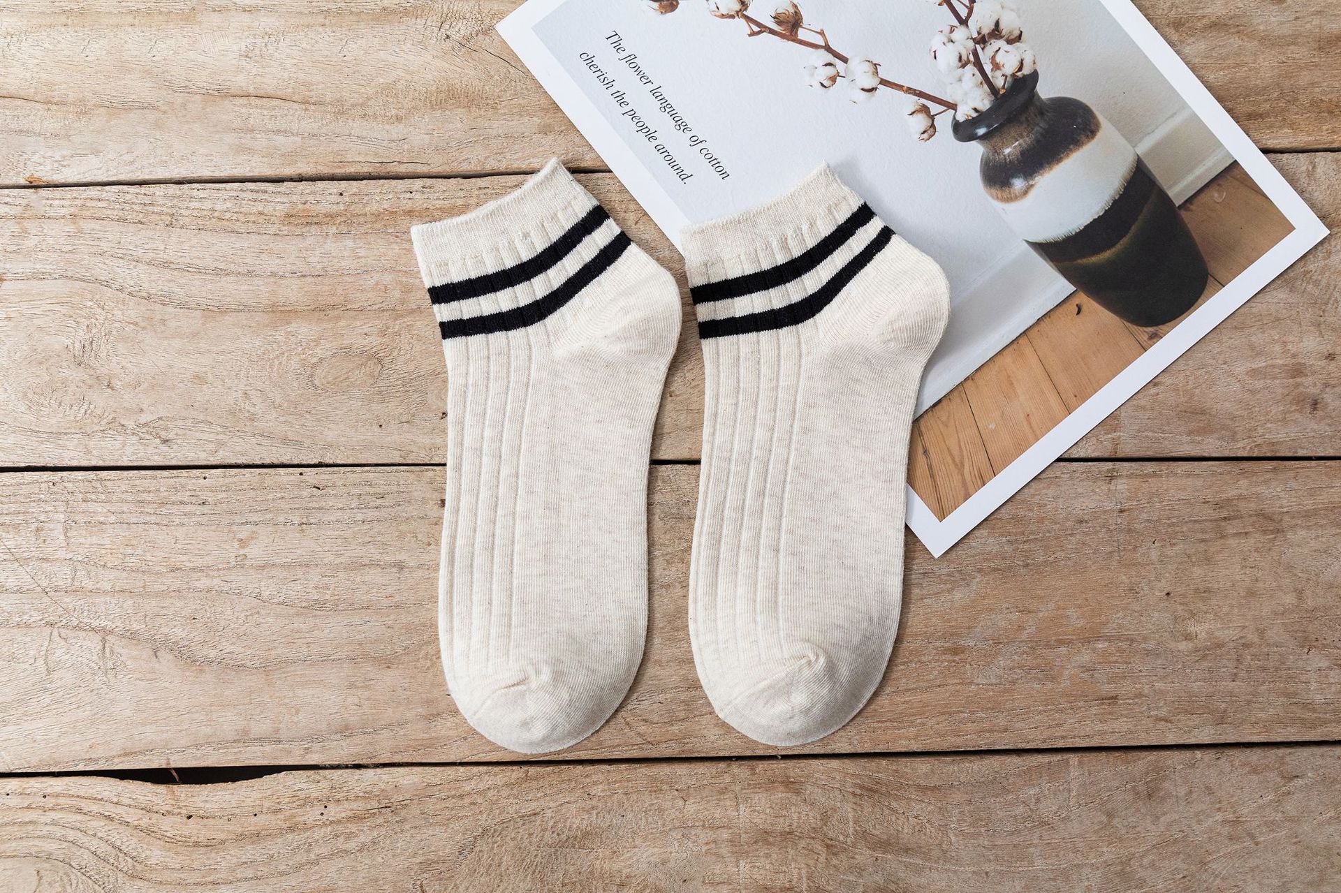 靴下の男性の四季型の平行棒の学院の運動風のinsの潮は簡単に日本の浅い口の低い船の靴下を組み合わせます。