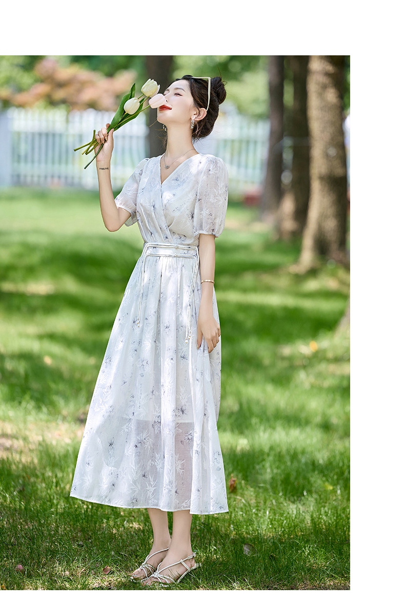 Váy hoa cổ chữ V thắt eo thon gọn mùa hè ZQ88079 — Màu xanh lục nhạt, Màu xanh lam chi tiết 22