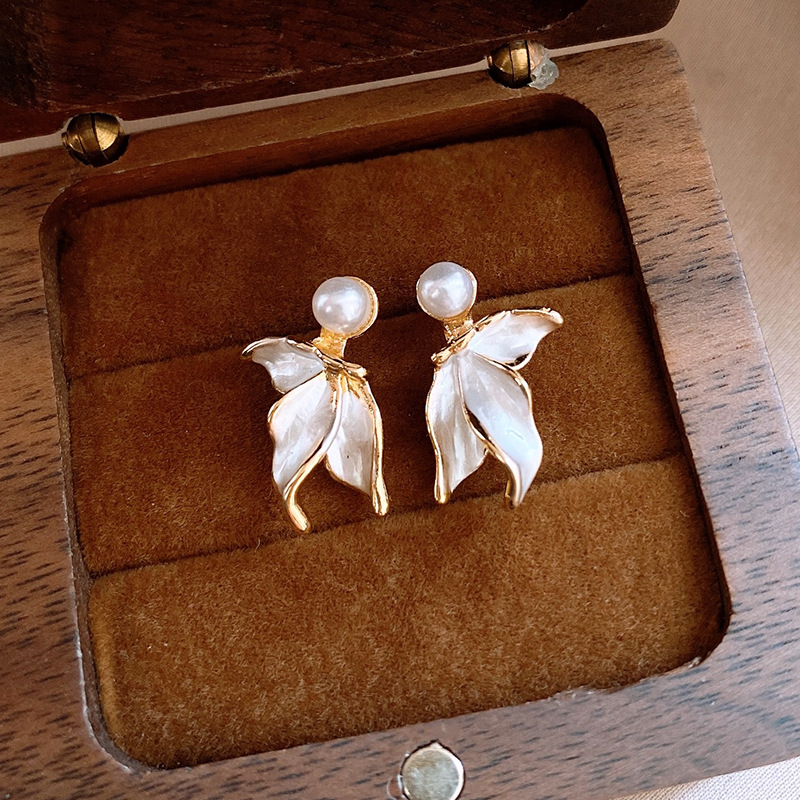 Design elegant earrings from pearl
