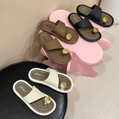 女性が外で履くための新しいスタイルのスリッパ、ファッショナブルな2024年夏の女性用多用途フラットニッチカジュアルビーチシューズ