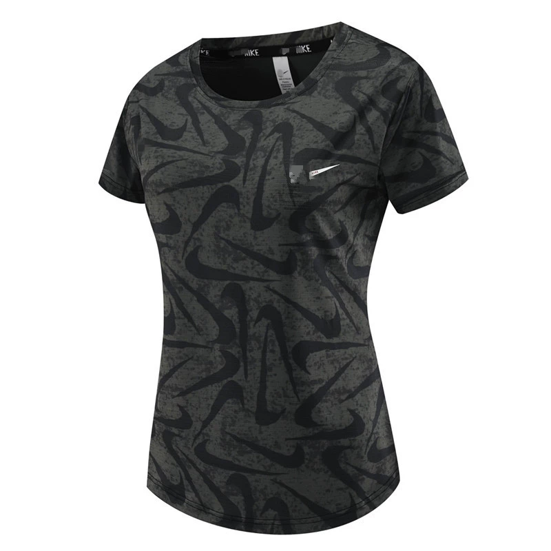 Быстрый сухой костюм женщины с короткими рукавами и тонкими рукавами. Спорт на открытом воздухе. Бег по камуфляжному льду.