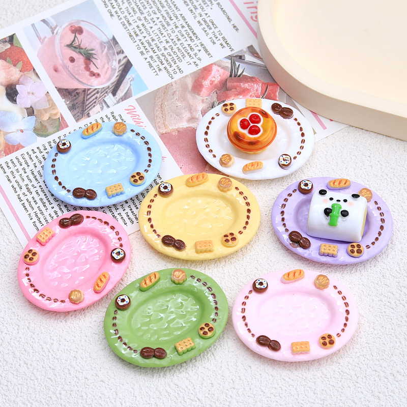 大きいカードのカラーの皿のクリームのゴムは樹脂のdiyのアクセサリの漫画のヘアピンの穴の靴を飾って部品を掛けます。
