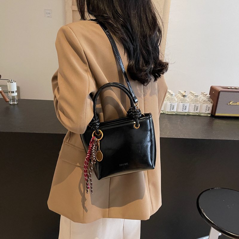 Alta sensación retro bolso para mujeres 2024 nuevo estilo versátil tendencia bolso de hombro bolso explosivo bolso de cubo portátil