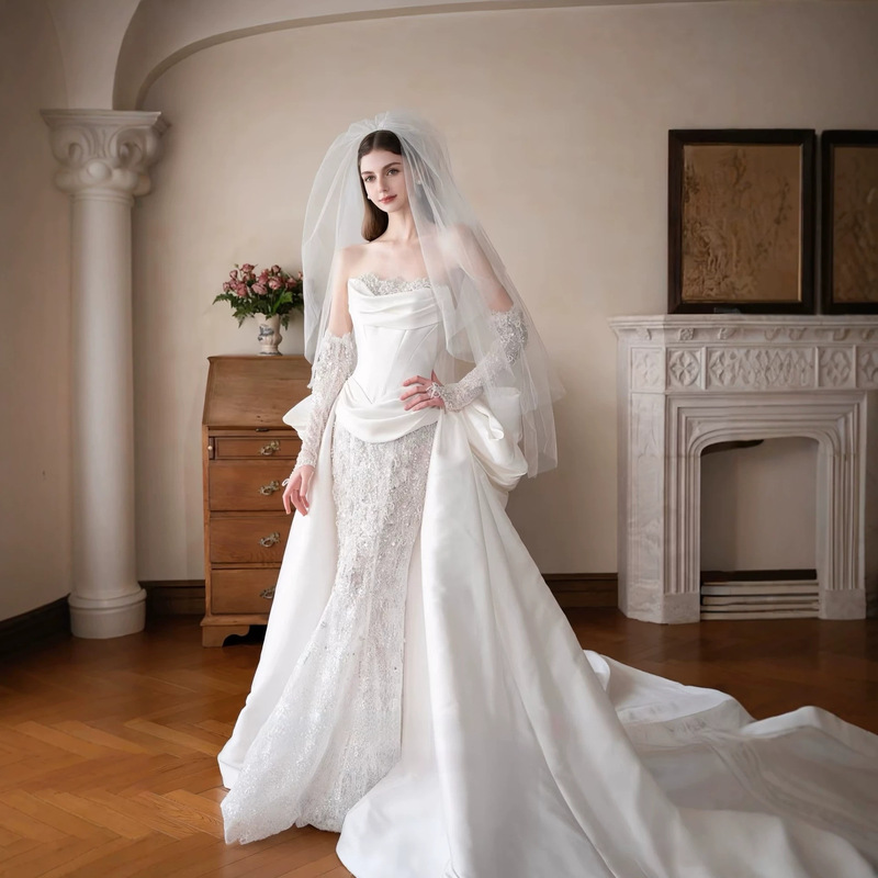 Wedding dress: heavy-duty satin fishtail wedding dress, strapless, waist-cinching, lace, beaded, fishtail, court-style ceremonial gown Wedding dress: heavy-duty satin fishtail wedding dress, strapless, waist-cinching, lace, beaded, fishtail, court-style ceremonial gown
