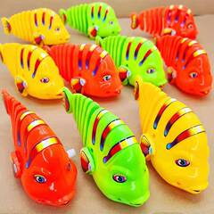 チェーン魚のカラフルなチェーンの上で魚のぜんまいを揺らします。