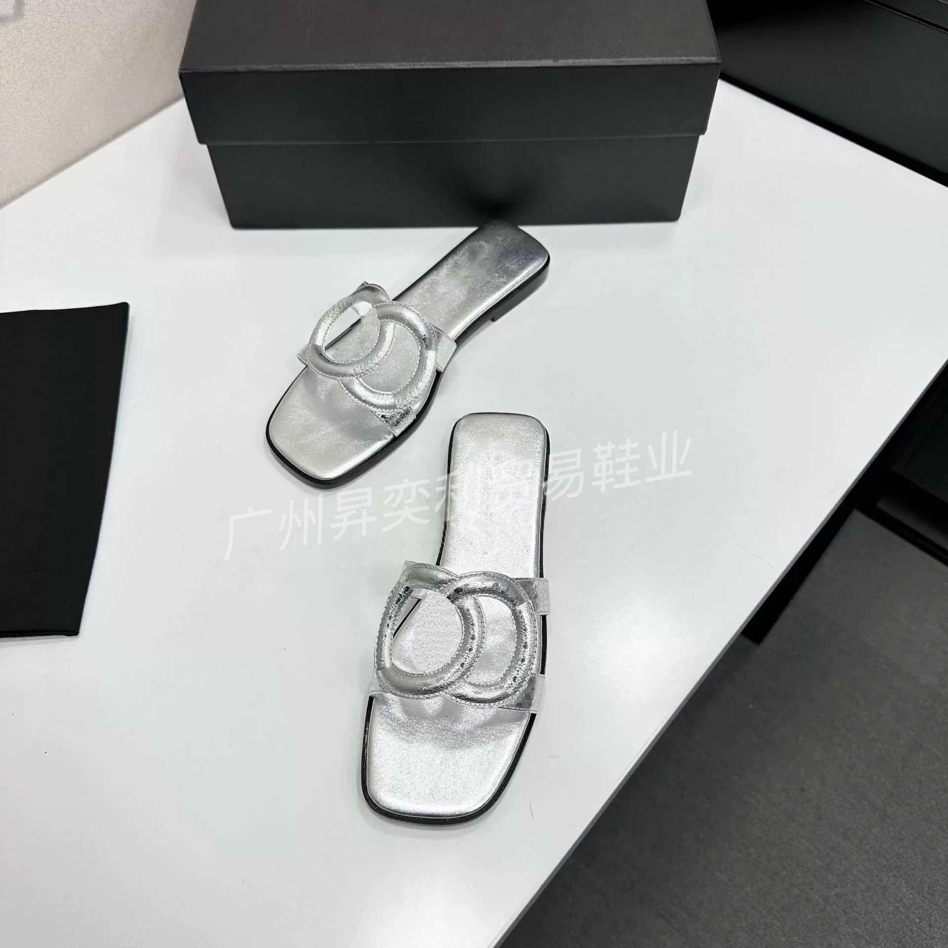 Комфортные универсальные пляжные тапочки в стиле Chanel