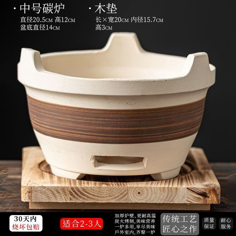 囲炉裏でお茶を煮ます。冬の屋外でオーブンを焼きます。|undefined