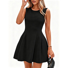 �W�����QŮ�b�羳����վ���� �ļ��B��ȹŮ�o��A�I�̄����e��ȹ