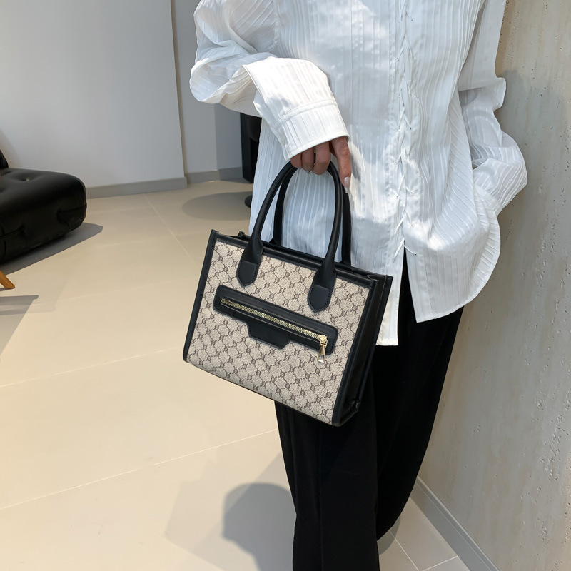 Small niche design, beautiful and personalized handbag for women 2024 new fashionable splicing trend, large capacity_voghion.com