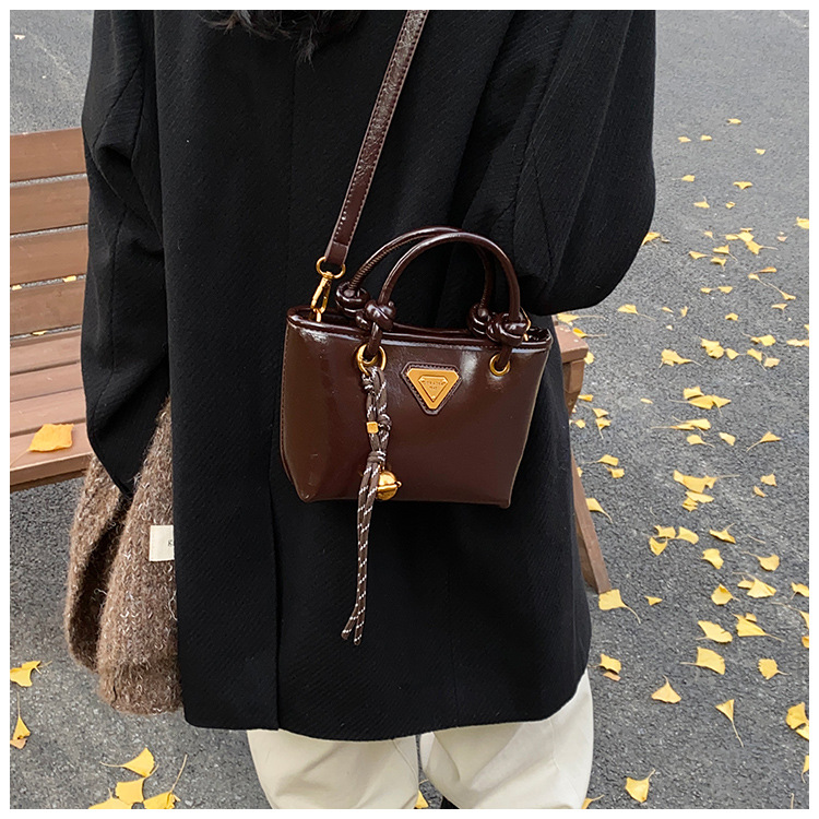 Autumn and winter fashion hand-held bucket bag for women, Korean retro and high-end style, versatile single-shoulder bag, 2024 niche casual women's bag undefined