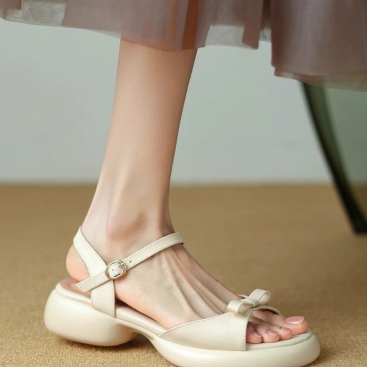 Sandalias francesas para mujeres 2026 verano nuevo estilo de moda versátil con suela gruesa con falda de una palabra con zapatos romanos para mujeres