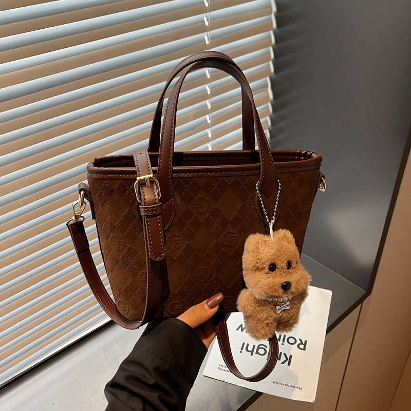 Bolsa de cubo de estilo coreano, bolsa de cestas de platos de mano, mujer, otoño y invierno, 2025, nuevo estilo de alta calidad, bolso de hombro de un solo hombro.