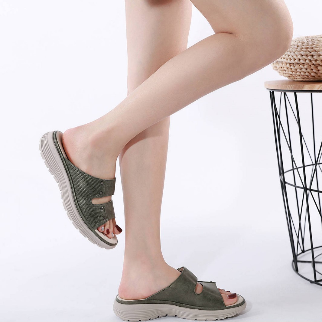 2025 Neue Frühjahrsmode Damen Einfache Rivet Sport Style Wedge Große Hausschuhe_voghion.com