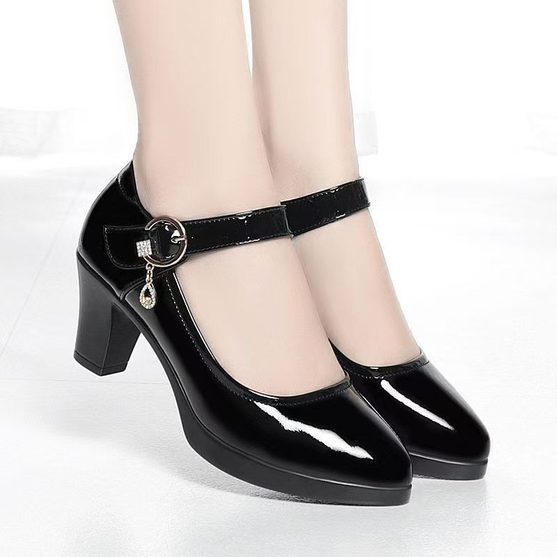 Un talón grueso con zapatos de cuero suave, zapatos de viaje cómodos, 2026 primavera y otoño nuevos zapatos de cuero pequeños para mujeres