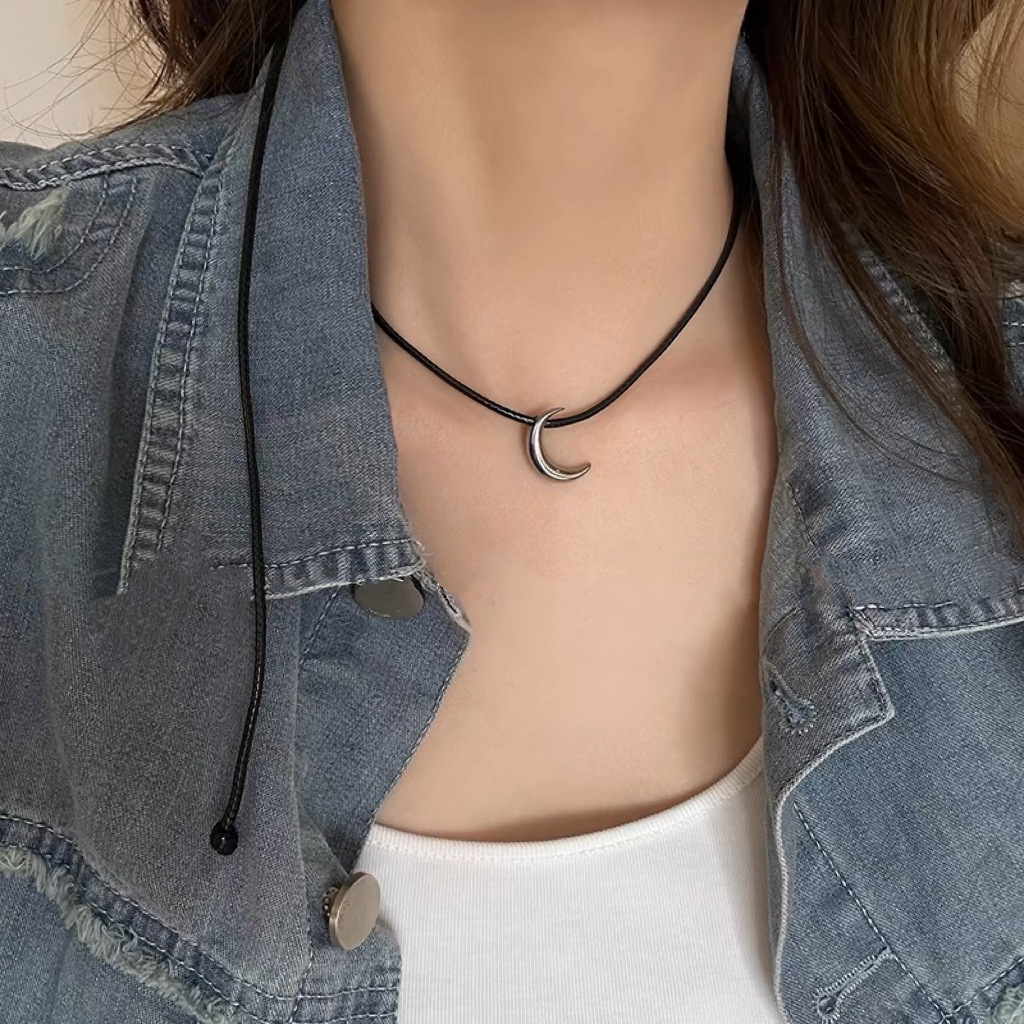 Collier pendentif lune en acier titane et cordon en cuir_voghion.com