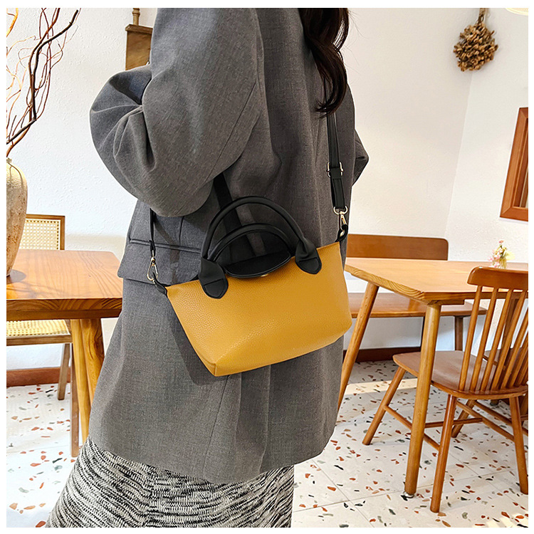 The new 2024 autumn/winter collection of handbags featuring a niche soft skin dumpling bag, color-blocking and patchwork single-shoulder bag, crossbody bag and commuter women's bag undefined