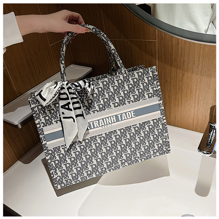 Bolsa de mano tipo satchel al por mayor de Baigou para mujer 2025 nueva moda europea y americana con letras impresas de gran capacidad.