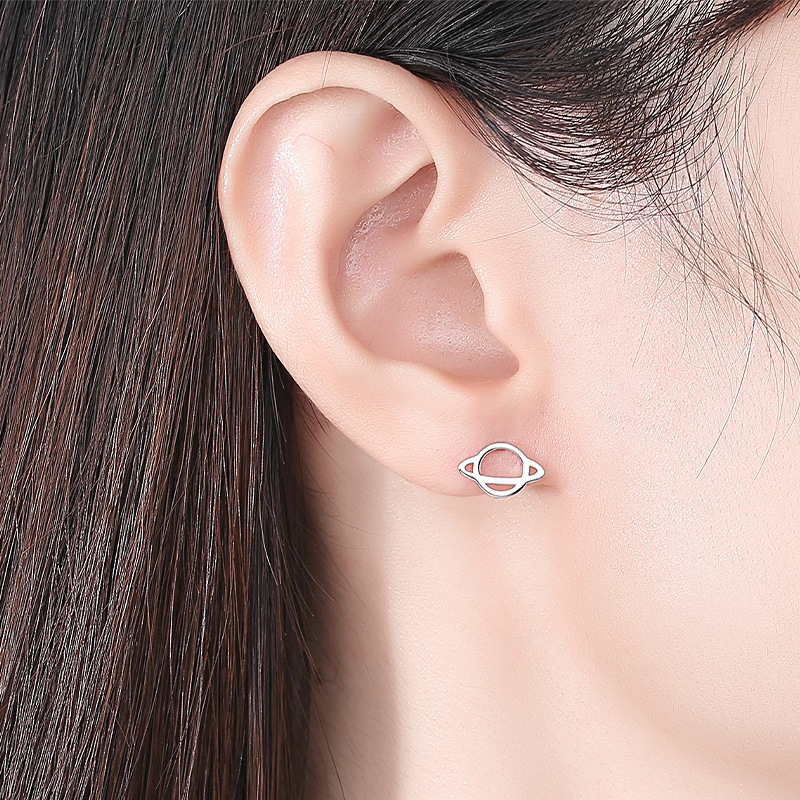 Plata esterlina s925 pequeño planeta simple temperamento pequeño oído espárragos estudiantes todo partido sueño sin recoger pendientes al por mayor