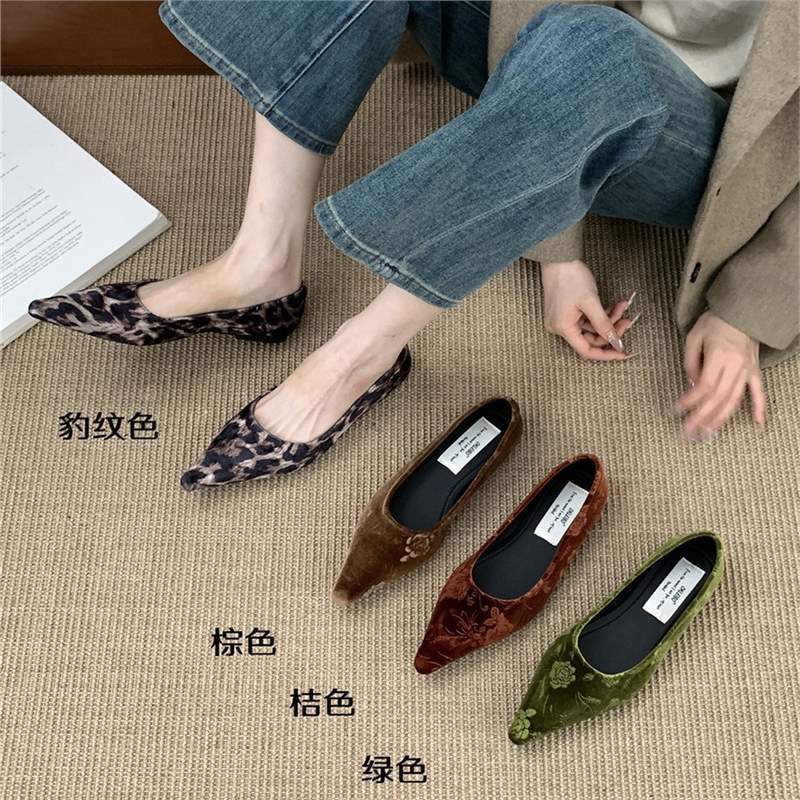 Retro Pointed Toe French Shoes for Women Spring 2025 Temperament Flat Shoes with Skirt Shoes Slip-On Slip-Ons