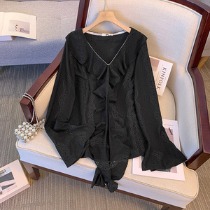 变形策 大码女装胖mm长袖蕾丝雪纺衫春夏设计感小众提花镂空上衣图片