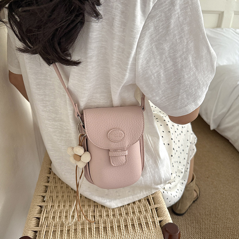 Bolso de mano pequeño, cuero flap inclinado, nuevo hombro 2026 bolso de mujer, diseño de viaje de teléfono celular coreano