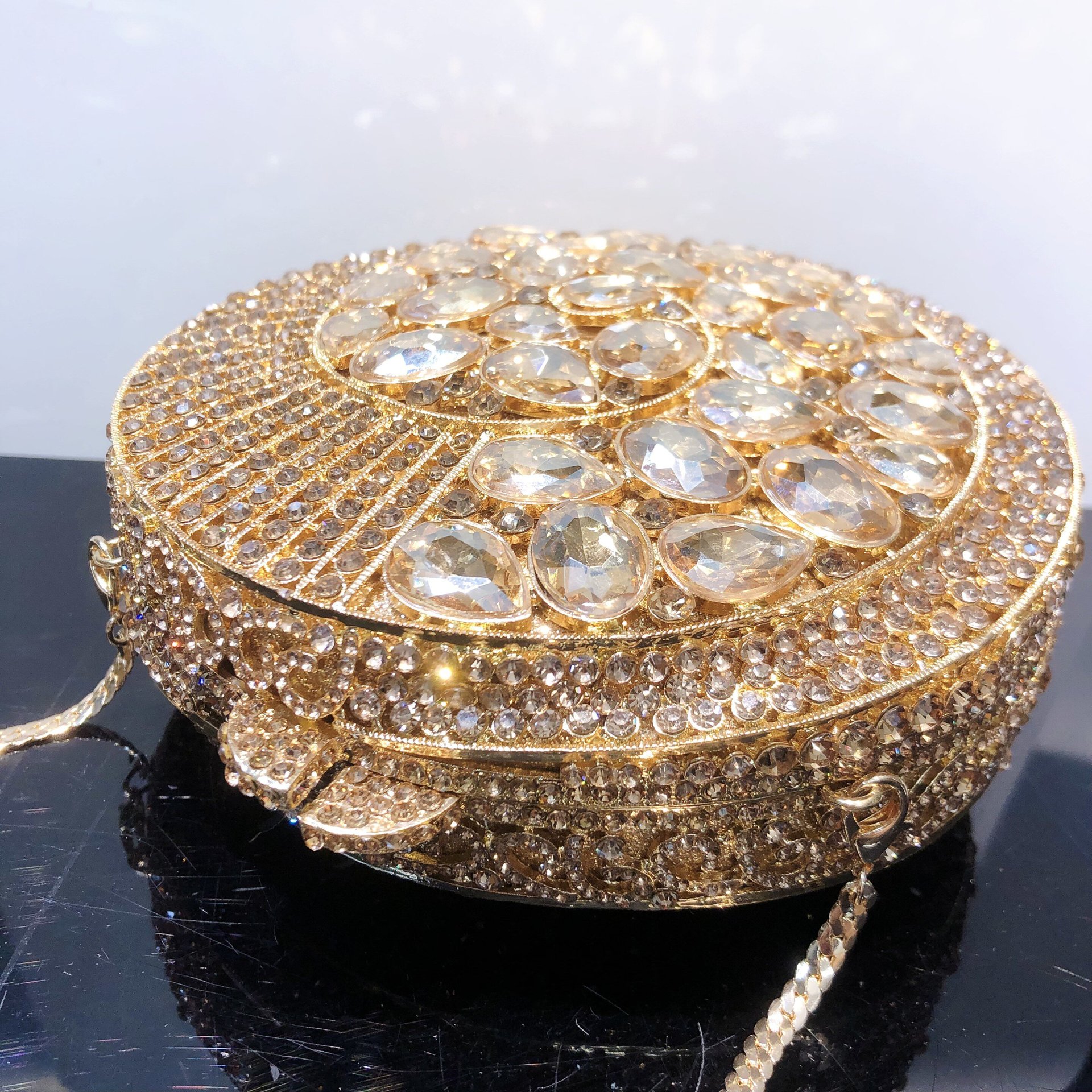 Túi clutch dạ tiệc đính pha lê kim cương kim loại rỗng phong cách Âu Mỹ — Ốc vàng, Kim cương trắng trên nền vàng (tùy chỉnh), Vàng xanh lá cây xanh lam (tùy chỉnh), Màu Sâm Panh (tùy chỉnh) chi tiết 5