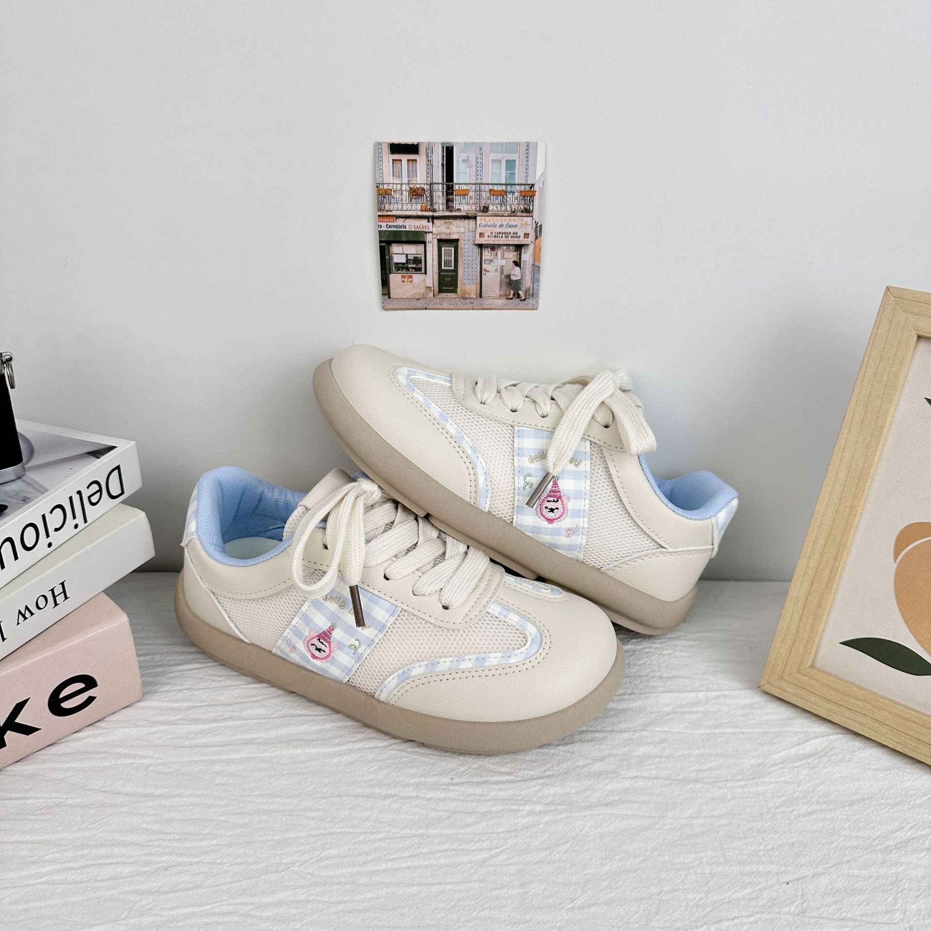 Zapatos de skate para mujeres de verano de 2025 zapatos de mujer de suela gruesa zapatos blancos pequeños zapatos de entrenamiento a cuadrícula zapatos casuales