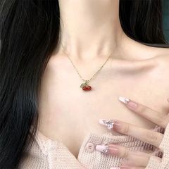 小紅の本は小さいさくらんぼのネックレスの女性の赤いガーネットを推薦して白くて精巧で小さい大衆の設計の甘い気質を現します。