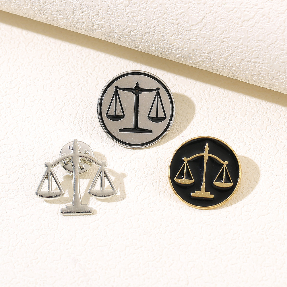 Broche transfrontalière en métal, symbole de la justice simple, Balance, pour maintenir l'ordre public. Accessoire amusant pour chapeau ou casquette._voghion.com