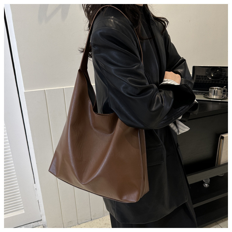 Sac à main tendance en cuir souple grande capacité pour femme, collection automne-hiver 2025, sac fourre-tout polyvalent à porter à l'épaule ou sous le bras_voghion.com
