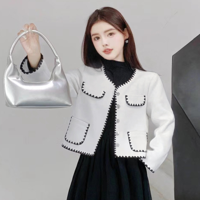 Autumn-style short jacket for women, featuring shell embroidery trim, a round neckline, double pockets, and a long-sleeved cardigan design that exudes an elegant and sophisticated aura