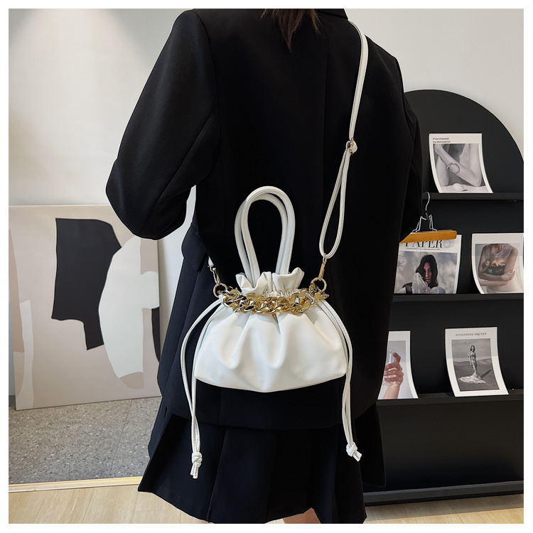 2022 New Fashion Pleated Drawstring Handbag Chain Clouds One-shoulder Crossboby Bag display picture 5