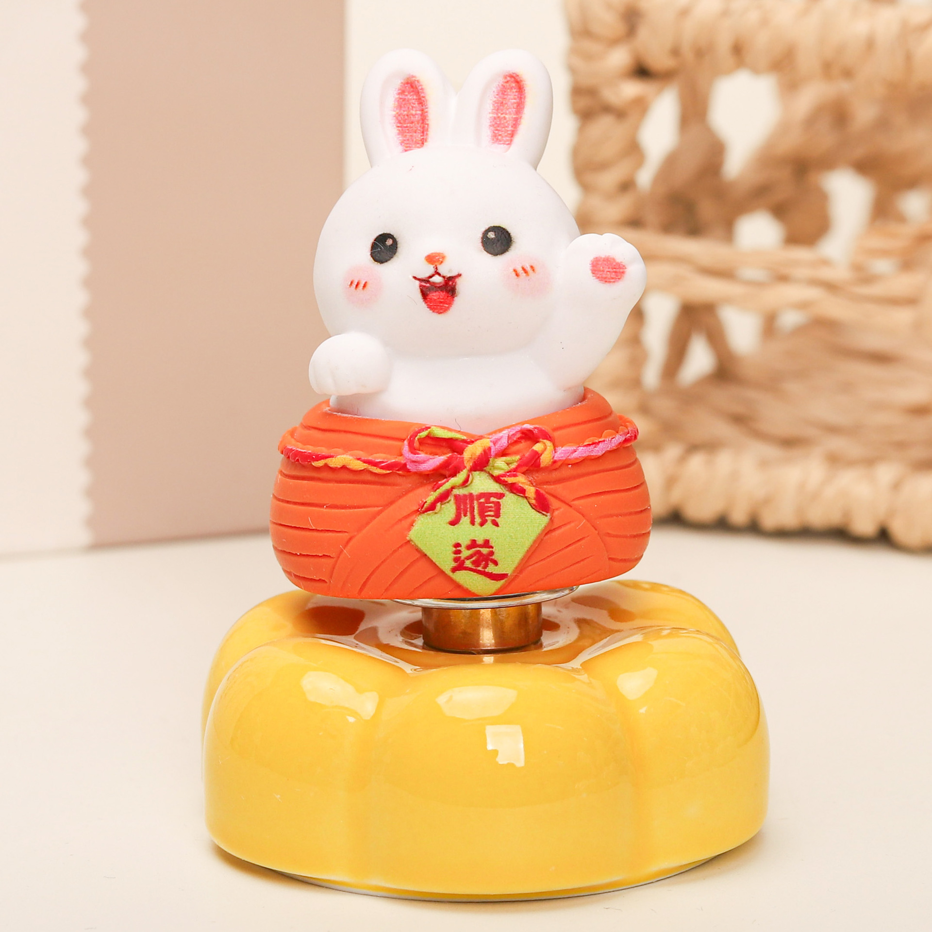 Internet Celebrity Dreamer Capybara Lulu Rotating Car and Desktop Ornament, Gift for Stalls and Giveaways, Wholesale