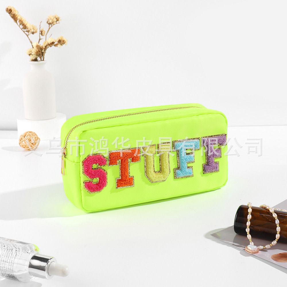 Suministro directo de fábrica de moda Toalla de color sólido bordado de nylon carta bolsa de cosméticos bolsa de almacenamiento de gran capacidad impermeable ocasional de las mujeres