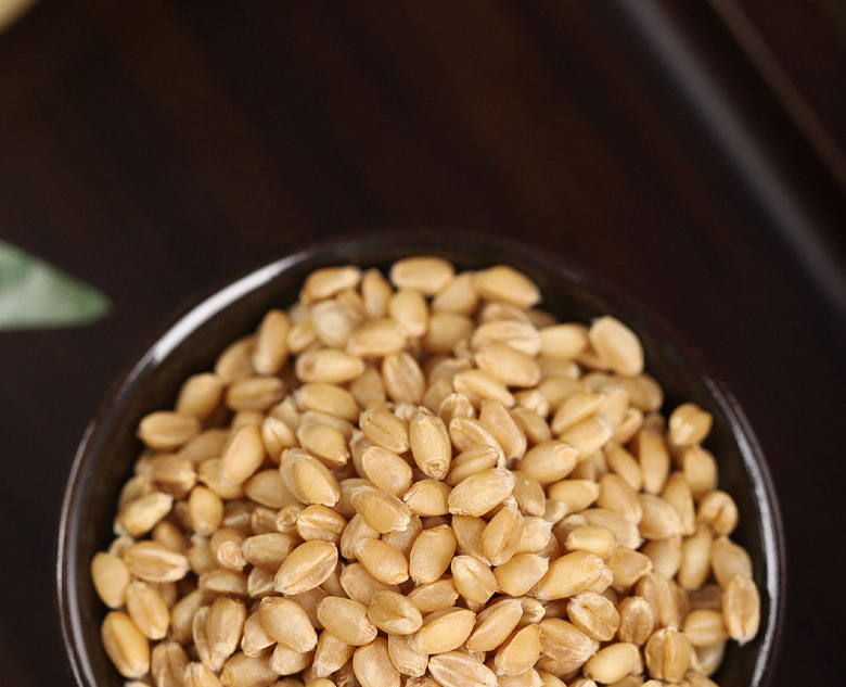 Huai Xiao Mai Gan Cao Blend Dried Wheat Licorice Jujube Soup Herbs Traditional Gan Mai Da Zao Decoction Mix in use