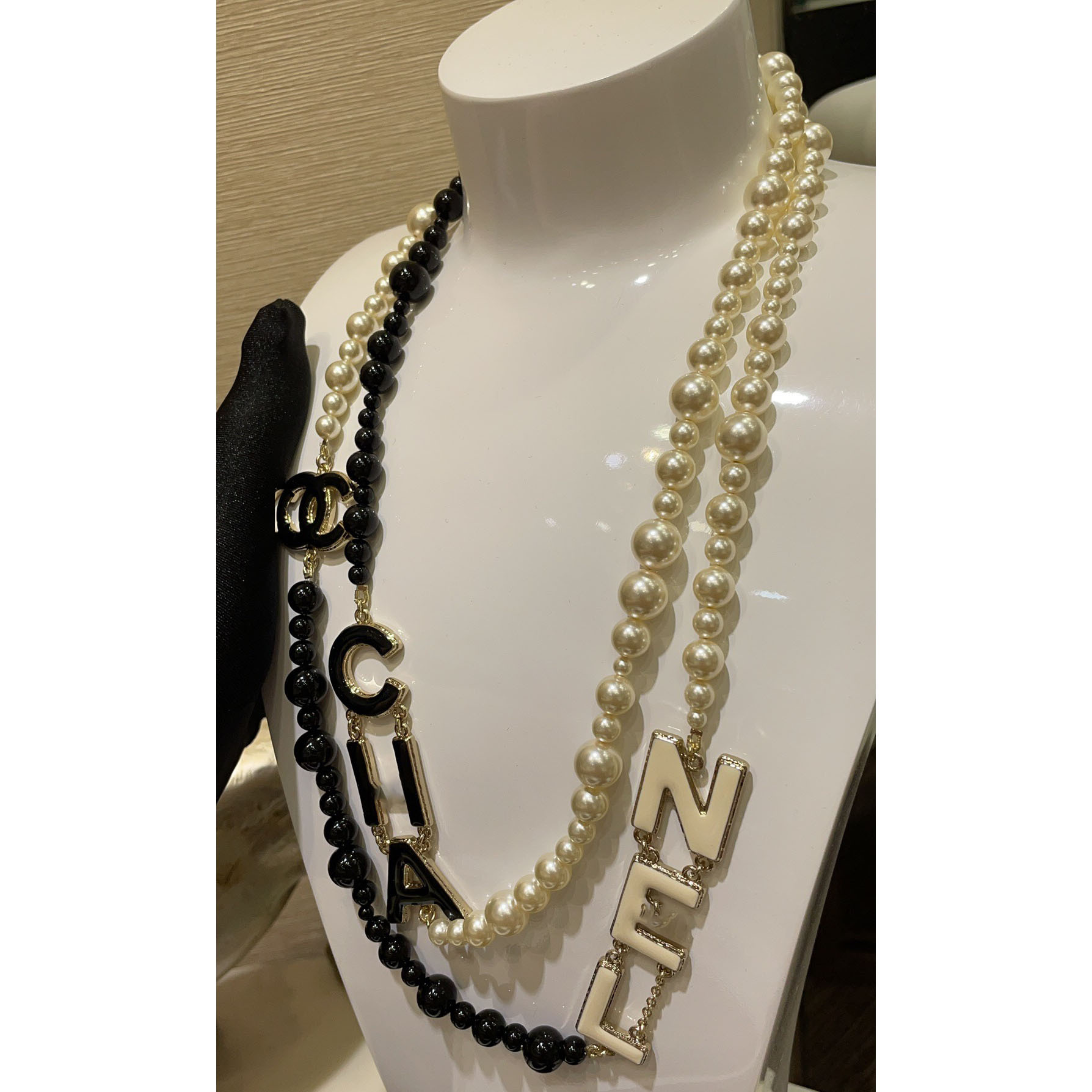 Enamel with letters pearl