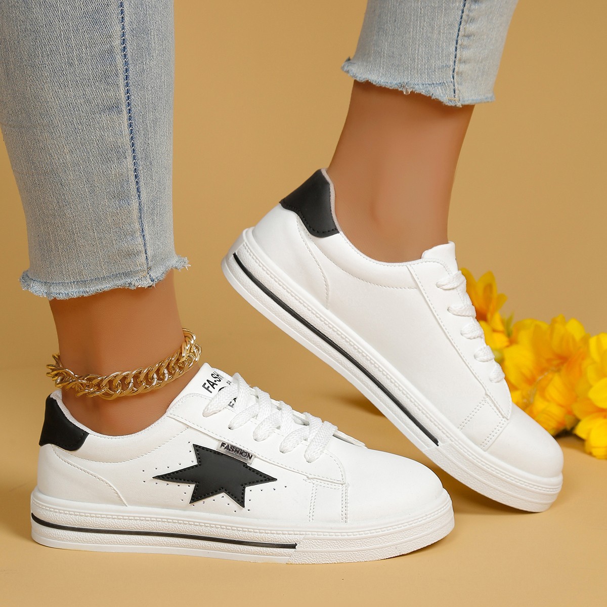 Zapatos blancos universales para mujeres 2025 primavera nuevos estudiantes estrellas zapatos casuales zapatos de skate baja tendencia ultra ligera